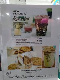 Dahulu kala ada imigran tionghoa yang datang ke taiwan dan membangun kedai teh di mana bola tapioka dipadukan dengan teh dingin di dalam teh. Kini Cheese Bubble Tea Boba Drink Ini Seger Dan Ramah Di Kantong Gotravelly