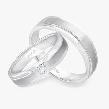 Cincin emas putih di dalamnya mengandung platinum, perak, dan rhodium yang merupakan logam kuat. Pilih Platinum Atau Emas Untuk Cincin Tunangan Dan Cincin Kawin Anda Frank Co