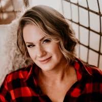 Kendra Dean's Instagram, Twitter & Facebook