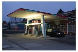 Gespanntes Beton Diese 1955 Erbaute Tankstelle In Adendorf Bei Luneburg Ist Durch Das Erhalten Gebliebene Fur Di Petrol Station Old Gas Stations Gas Station