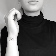 Son dönemlerde özellkle el, parmak ve bilek bölgeleri öncelikli olmakla beraber minik, küçük dövmeler oldukça revaçta. 13 Small Wrist Tattoos That Are Tiny But Mighty Brit Co 342273640431061941 Erkek Dovmeleri Dovme Bilek Dovmeleri
