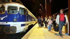 El tren más veloz de valladolid a sevilla dura 4h 11min. De Un Dia Entero A Cinco Horas Y Media La Lenta Llegada De La Alta Velocidad A Galicia