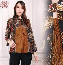 Selanjutnya, model baju batik wanita yang bisa kamu pilih berupa outer batik panjang. 25 Model Baju Batik Wanita Lengan Panjang Terbaru 2021