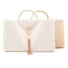 Si la tendance du jour est au beige et aux couleurs naturelles et sobres c'est sur les matières et les formes que le distinguo s'effectue avec malice. Sac Pochette Boheme Mariage Miss Boheme