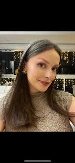 Hi there! I want to change my hair style. I really want to know if some  bangs would suit me. Can you guys help me? Thanks!!🤩🤩