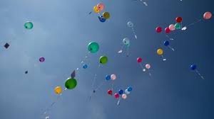 Ballons mit den grüßen an das brautpaar werden steigen gelassen. Luftballons Auf Hochzeiten Werden Zur Gefahr Fur Die Umwelt Stern De