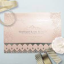 Design kad kahwin bertemakan flora unggu, dinaikkan dengan stail tulisan yang besar dan jelas warna putih, kemas dan teratur. Kad Kahwin Songket Berbagai Bekalan Rumah