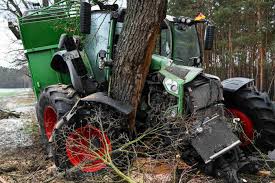 Городской джип (british english (a large, four wheel drive vehicle such as a land rover™ which is driven in towns and cities for ordinary domestic purposes). Mann 31 Kracht Mit Traktor Gegen Baum Und Wird Schwer Verletzt Tag24
