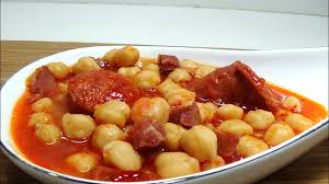 2 echamos un chorrito de aceite de oliva en una cazuela. Garbanzos Con Chorizo Youtube