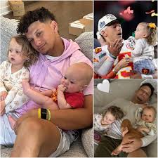Patrick Mahomes giành chiến thắng trước người hâm mộ với thời gian kể  chuyện ấm áp và thời gian chơi ôm ấp với đứa con trai một tuổi của mình...  Đọc thêm: