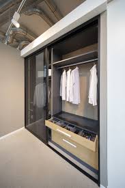 Glastüren optimieren die lichtverhältnisse in den eigenen vier wänden und schaffen damit eine freundliche wohnatmosphäre. Pin Auf Einbauschrank Nach Mass