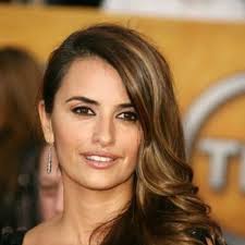 Whether its drastic cuts or many different colors, 2019 has seen many transformations. Penelope Cruz Brown Hair With Blonde Highlights Blonde Highlights Brown Blonde Hair Brown Hair With Blonde Highlights