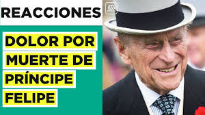 El príncipe felipe, duque de edimburgo, y su esposa, la reina isabel ii de inglaterra, en el castillo balmoral, el 31 de octubre de 1972. Zskknvas4ux3qm