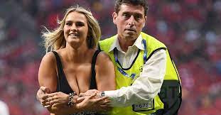 Mynet.com | şampiyonlar ligi finaline sahaya giren kadın damgasını vurdu. Sampiyonlar Ligi Finalinde Sahaya Giren Kadinin Hayati Degisti Son Dakika Futbol Haberleri Fot