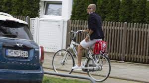 Robben made his breakthrough at groningen before moving to psv, chelsea, real madrid former chelsea, real madrid and bayern munich attacker arjen robben plans to return to football with. Champions League Bayern Vs Real Madrid On His Bike Robben Looks Relaxed After Bayern Training Marca In English
