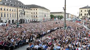 The square is named for the former concert hall, the odeon, on its northwestern side. Klassik Am Odeonsplatz 2018 Diana Damrau Odeonsplatz Munchen Klassik Begeistert