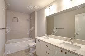 Die einrichtung ergänzt einen sauber. Das Schone Badezimmer Ist Mit Marmor Und Marmor Ausgestattet Und Verfugt Uber Einen Rahmenlosen Spiegel Eine Badewanne Und Fliesenboden Lizenzfreie Fotos Bilder Und Stock Fotografie Image 89129052