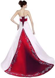 Weitere ideen zu hochzeitskleid elegant, hochzeitskleid, hochzeit. Brautkleid Mit Farbakzent Fur Jede Braut Die Kein Komplett Weisses Brautkleid Sucht Ist Dieses Hochzeitskl Kleider Tragerloses Hochzeitskleid Formelle Kleider