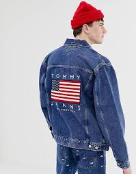 Touch device users, explore by touch or with swipe gestures. Tommy Jeans Us Flag Capsule Jeansjacke In Mittlerer Waschung Mit Logoprint Auf Der Ruckseite Asos