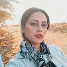 How can we differentiate between ''active and passive'' candidates in the  interview?