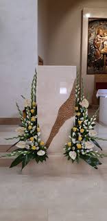 These 26 simple church wedding decoration ideas will take your church wedding from dull to dazzling! Pin By Irene Velazquez On Bukiety Easter Floral Arrangement Church Flower Arrangements Large Flower Arrangements