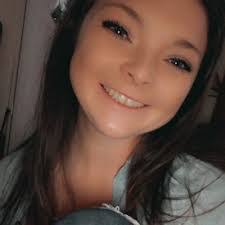 Julia Pack's Instagram, Twitter & Facebook