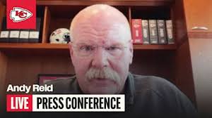 Quarterback Patrick Mahomes Completes 16-yard Pass to Tight End Travis Kelce