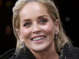 Ihren durchbruch als hauptdarstellerin hatte sie mit dem erotischen thriller basic. Hollywoodstar Auf Partnersuche Muss Ein Fake Sein Dating App Sperrt Profil Von Sharon Stone Shz De