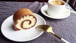 • 蛋糕卷 瑞士卷 swiss roll cake 又是一个鸡蛋，面粉，油和糖的配方。 当然还有奶油。 配方比例的变化，成就各种美味。 蛋糕卷中. å¯å¯æ—‹é£Žç'žå£«å· åŽè›‹æ³• å¯å¯æ—‹é£Žç'žå£«å· åŽè›‹æ³• åšæ³• åŠŸæ•ˆ é£Ÿæ ç½'ä¸ŠåŽ¨æˆ¿
