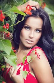 Femme dans une capuche poilue enneigée — Photo de stock par ©galinadeinega 