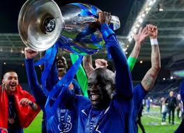 Зарегистрируйтесь в deezer и слушайте smile (sporto kantes smile again) от télépopmusik и had you there in the palm of my hand. N Golo Kante Flashes Warm Smile As He Receives Customized Smock From A Ghanaian After Chelsea S Champions League Victory Ghanamma Com