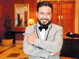 عام 2002 انتقل محمد.اقرأ المزيد الصيرفي إلى مجال الكوميديا، حيث حصد برنامج المقالب الذي قدمه بعنوان (صادوه) شهرة كبيرة وجعل منه وجهًا معروفًا، في العام نفسه كان له نصيب وافر. ÙÙ†Ø§Ù† Ø´Ù‡ÙŠØ± ÙŠÙ‚Ø¨Ù„ Ù‚Ø¯Ù… ÙˆØ§Ù„Ø¯ØªÙ‡ ÙˆØ§Ù„Ø¬Ù…Ù‡ÙˆØ± Ø¨ÙŠÙ†Ùƒ ÙˆØ¨ÙŠÙ† Ù†ÙØ³Ùƒ ØµÙˆØ±Ø© Ø§Ù„ÙÙ† Ø¬Ø±ÙŠØ¯Ø© Ø§Ù„Ø·Ø±ÙŠÙ‚