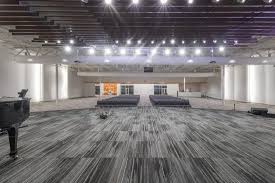Pin De Oa Arquitetura Em Citylight Church West Location Omaha Ne Janelas Grandes Janelas Espaco De Escritorio