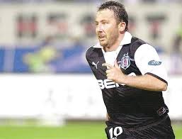 Süper lig'de bitime iki maç kala üçüncülük yarışı veren ve gelecek isteyen beşiktaş yönetimi, sergen yalçın'ın da onayını alarak milli futbolcu ile ilk temasını kurdu. Sergen Yalcin Besiktas Ile Sampiyon Olup Tarihe Gecmeyi Planliyor