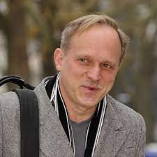 Ulrich tukur is german after and muscisian.he was born in viernheim , west germany.tukur performed at a theatre in heidelberg. Ulrich Tukur Tatort Schauspieler Wollte Etwas Ganz Neues Ausprobieren Film Tv Serien