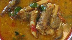 Berbicara tentang menu masakan gulai, bukan cuma ada resep gulai kambing saja lho yang terkenal kelezatannya, kali ini kita akan mencoba resep gulai kikil kambing berkuah santan dengan citarasa pedas gurih. Resep Masakan Kikil Kambing