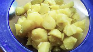 Lavate le patate, mettetele i una pentola e ricopritele con acqua fredda.mettete la pentola sul fuoco e cuocete le patate per 30 minuti circa, fino a quando non saranno cotte (ve ne accorgerete perché potrete infilzarle con una forchetta). Insalata Di Patate Tedesca La Tana Del Biantortiglio