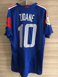 Au niveau du palmarès de l'equipe de france on retient surtout les victoires en coupe du monde de 1998 et 2018, mais aussi en coupe d'europe en 1984 et 2000. France Home Maillot De Foot 2004 2006