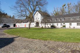 Da haben sich die burger bürgerinnen und bürger schon auf. Traumhaft Leben In Historischer Vorburg Der Burg Gudenau Grosszugiges Wohnen Im Torhaus Immobilienteam Bonn De