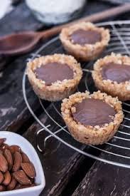 Tartelettes Crues Au Chocolat Pour La Croute 1 2 Tasse D Amandes 75 Grs 1 2 Tasse De Noix De Cajou 75 Grs 2 C A Soupe D H Recette Gateau Cru Mini Tarte