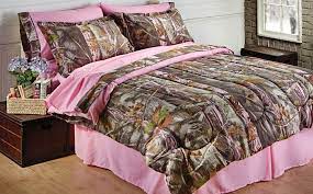 Pink Realtree Bed So This Bedding Set Is Awesome For Those Girls That Like A Little Pink Pink Camo Bedroom Camo Bedroom Camo Rooms