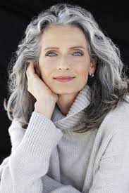 27 beste kurzhaarschnitte fur frauen uber 50 frisuren kurze. Grey Is The New Black Die Schonsten Frisuren Fur Graue Haare Long Gray Hair Hair Styles Grey Hair Over 50