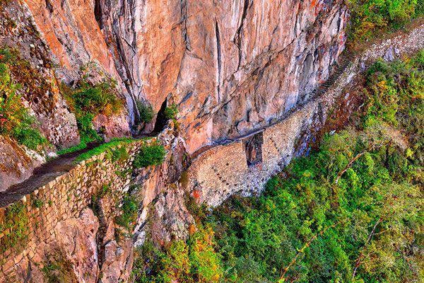 The historic cliffside Inca Bridge, generada por IA