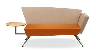 Dadurch wirkt das regal weniger massiv. Sofa Fur Die Aufnahme Mit Integriertem Tisch Idfdesign