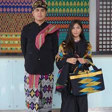 Jenis pakaian adat ini mendapat pengaruh dari budaya jawa selain juga mengadopsi gaya busana eropa. 6 Perlengkapan Adat Pria Suku Sasak Rental Mobil Lombok