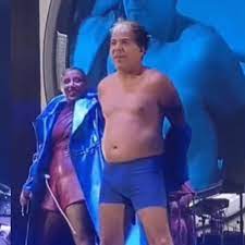 Cristian Castro se desnuda y queda en calzones en el escenario 