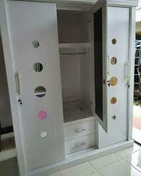 Model lemari pakaian pintu geser terbaru desain minimalis menjadi salah satu bukti perkembangan dalam industri furniture. Jual Lemari Pakaian Slide Pintu Geser Kebumen