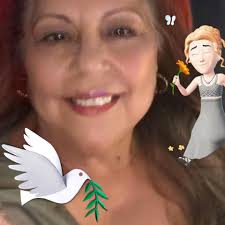 🥹 Una joven decidió grabar a su abuela justo en el momento en que la  esperaba para pasar el día con ella y su hermana y compartió el video en  TikTok.