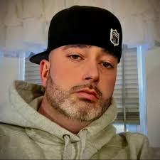 Can two 1 ohm 18-inch subs be safely operated with different amps?