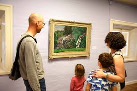 Das dreigeschossige haus ist ein weißer kubus, dem zur elbe hin ein dorischer portikus vorgesetzt wurde. See For Free 2020 Jenisch Haus